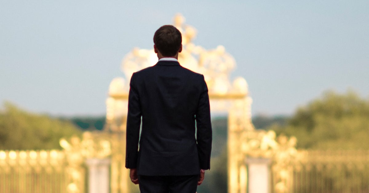 Ein Turm in Versailles, ein Symbol mitten im Krieg Ein Turm in Versailles, ein Symbol mitten im Krieg