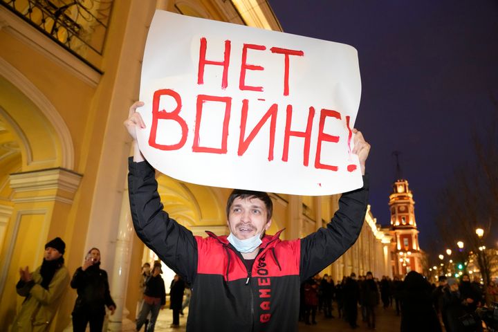 24 Φεβρουαρίου 2022 Ρωσία Αγία Πετρούπολη - Διαδηλώσεις κατά της ρωσικής εισβολής στην Ουκρανία. Ο διαδηλωτής κρατά πλακάτ με σύνθημα «Όχι στον Πόλεμο»
