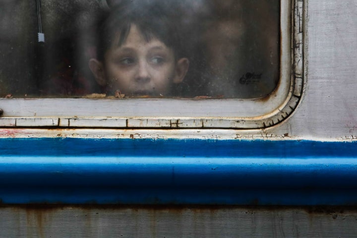 Un niño ucraniano huye en entren hacia Polonia.
