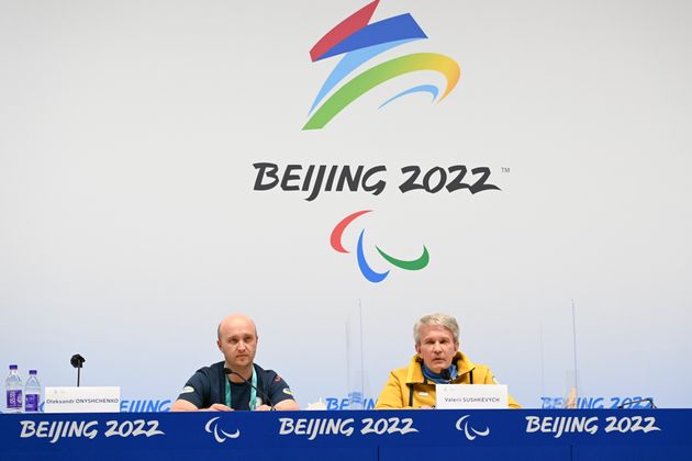 記者会見するウクライナ・パラリンピック委員会のワレリー・スシュケビッチ会長（右）