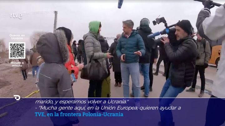 Carlos Franganillo, entrevistando a una madre de familia en la frontera entre Ucrania y Polonia.