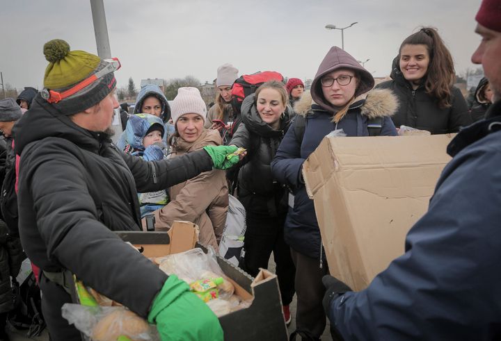 Διανομή τροφίμων σε πρόσφυγες σε ένα από τα περάσματα στα σύνορα μεταξύ Ουκρανίας Πολωνίας. 
