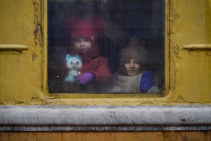 Παιδιά κοιτούν έξω από το παράθυρο του τρένου