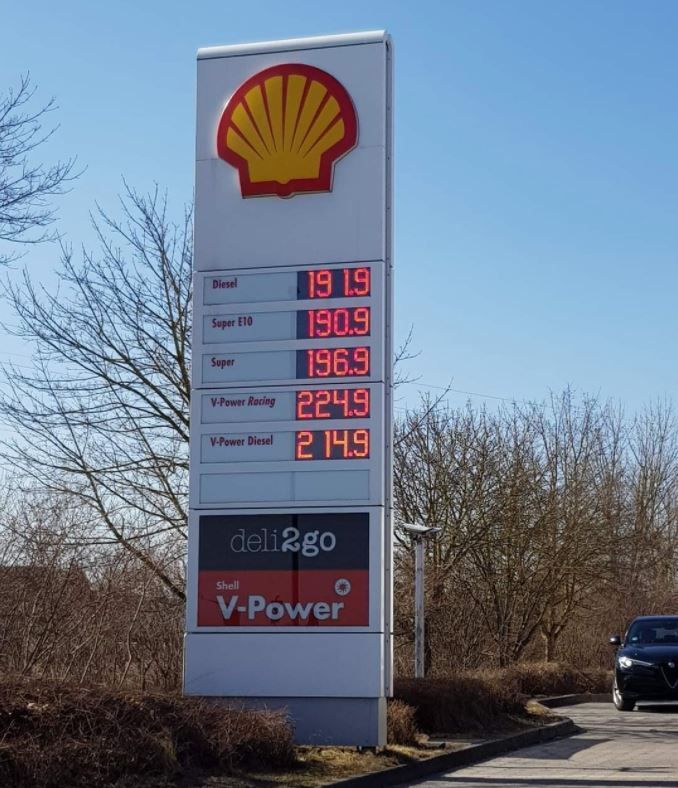 Φωτογραφία με τιμές καυσίμων σε πρατήριο στο Βερολίνο, Πέμπτη 3 Μαρτίου 2022.