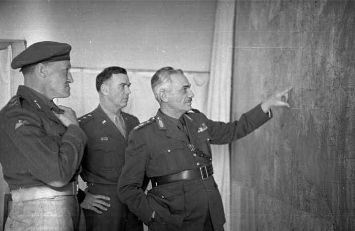 22 Μαΐου 1948 Ο Αμερικανός Βαν Φλίτ (στο κέντρο) ενημερώνεται από Έλληνα αξιωματικό παρουσία Βρετανού αξιωματικού για τις εξελίξεις στο μέτωπο κατά των κομμουνιστών