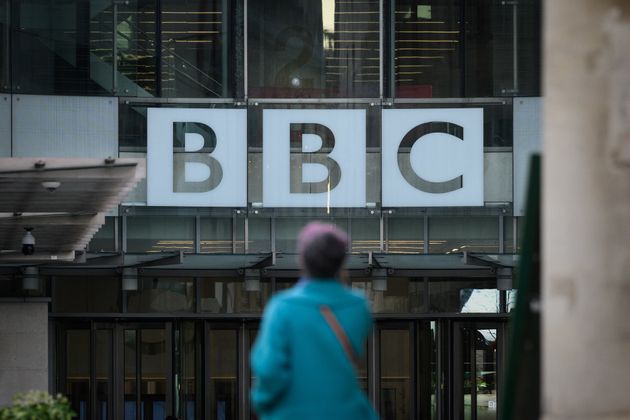 Le logo de la BBC sur la BBC Broadcasting House le 17 janvier 2022 à Londres (photo