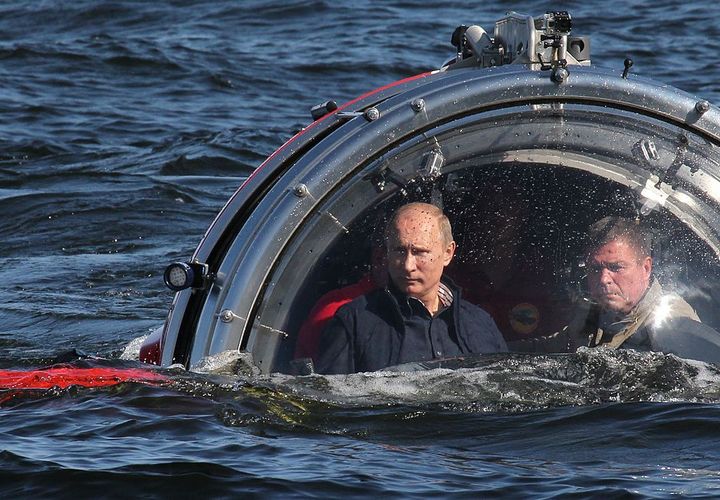 Vladimir Putin, en unos ejercicios militares con un sumergible en 2013.