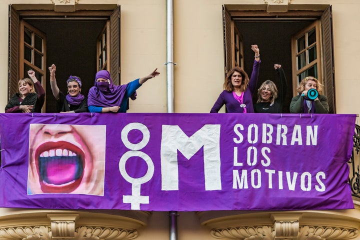 Mujeres tras una pancarta por el Día de la Mujer en el 8-M en Madrid.