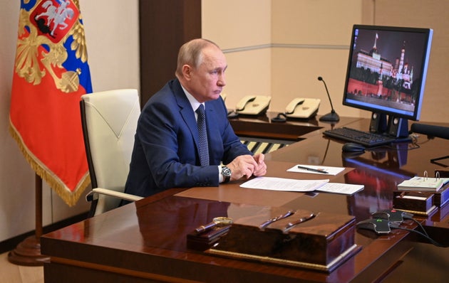 Wladimir Putin nahm an der Zeremonie per Videokonferenz in Moskau teil,...