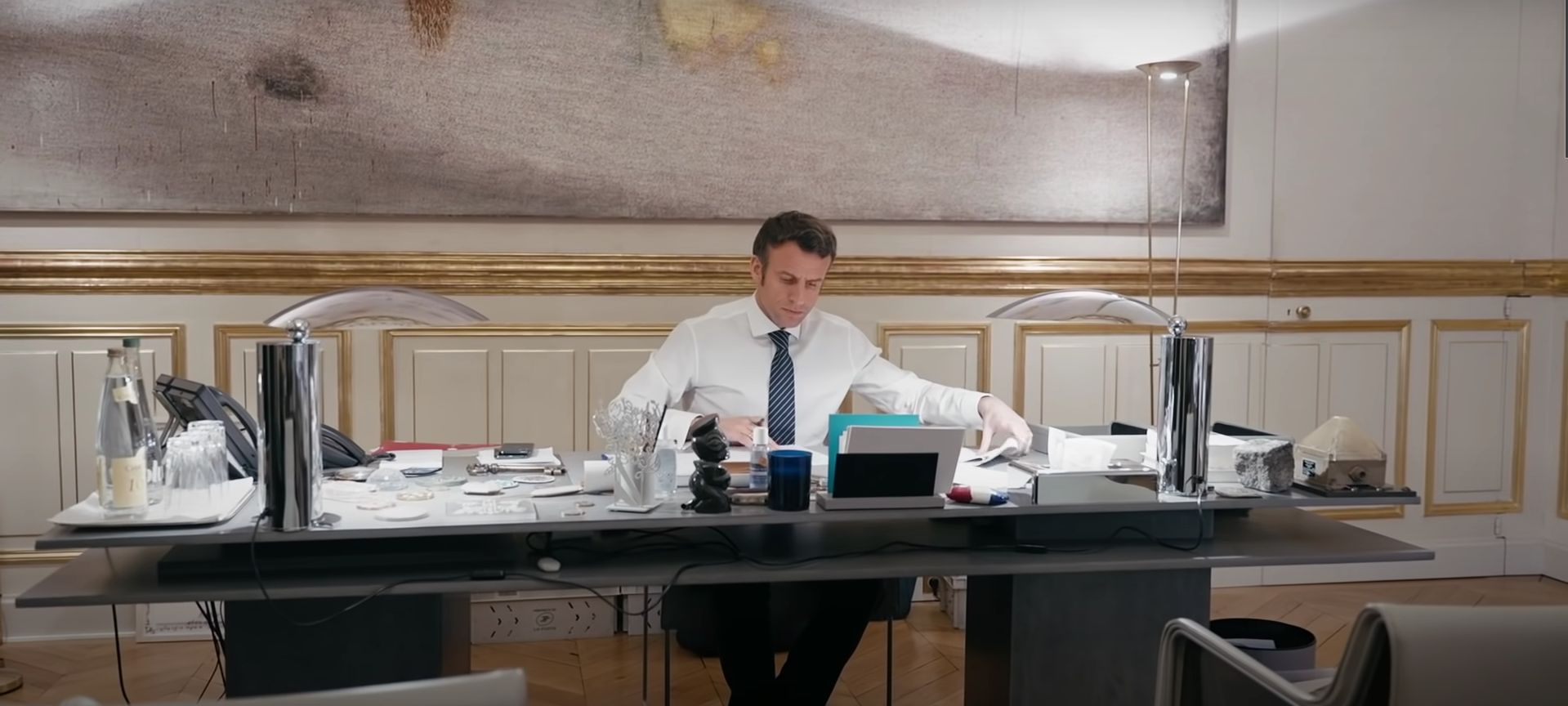 Macron devient "monsieur le candidat" dans sa 1re vidéo de campagne façon série