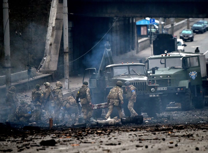 Tropas ucranianas en Kiev en un terreno minado de bombas