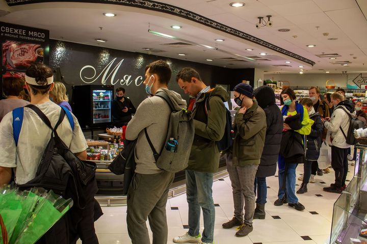 Ουρές για ανάληψη χρημάτων σε δολάρια σε Tinkoff ATM σε σουπερ μάρκετ στη Μόσχα 