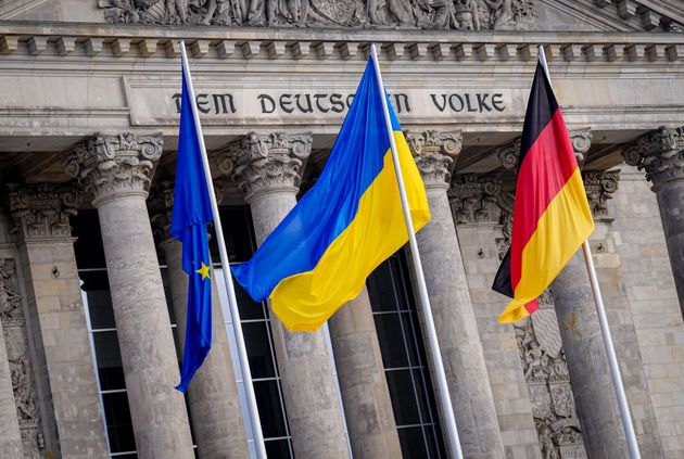 ドイツの国会議事堂前に掲げられたドイツ、ウクライナ、EUの旗