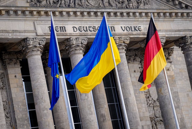 ドイツの国会議事堂前に掲げられたドイツ、ウクライナ、EUの旗