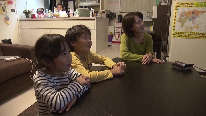 Kahori Tsukamoto and her children watch video of Kenshiro's birth.