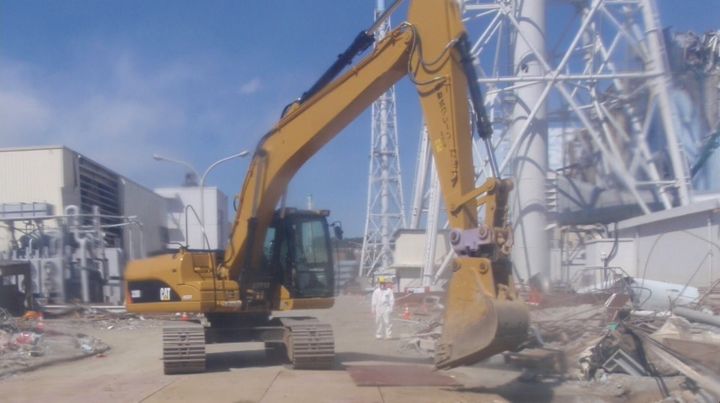 Removal of rubble by heavy machinery (Photo: TEPCO).