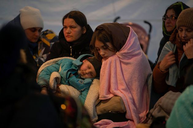 テント内で休むウクライナからの難民たち＝2022年3月6日、ポーランド・メディカ