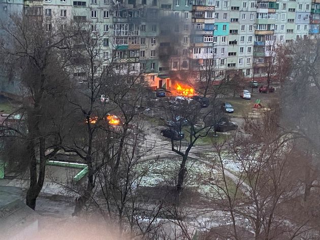 Du feu s'élève d'une zone résidentielle à Marioupol, assiégée...