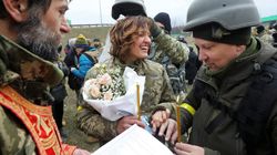 Ουκρανία: Σουρεαλιστικός γάμος στην καρδιά του