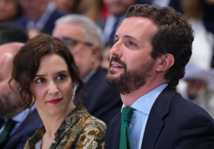 Ayuso mira a Casado en un acto en FITUR en 2020.