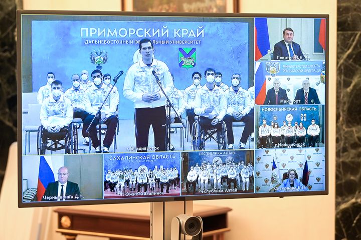 パラリンピックに出場予定だったロシアの選手団（スクリーン内の正面）。2月21日、大会開幕を前にプーチン大統領とビデオ会談に臨んだ。