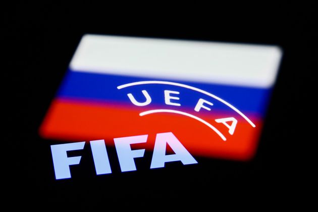 ロシアの国旗の上に浮かぶFIFAとUEFAのロゴ