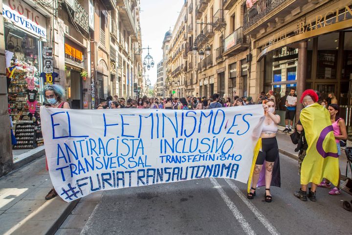 Manifestación en Barcelona en junio de 2021 con una pancarta transinclusiva y antirracista.