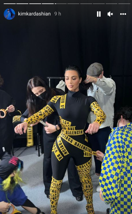 Kim Kardashian au défilé Balenciaga enroulée dans du ruban