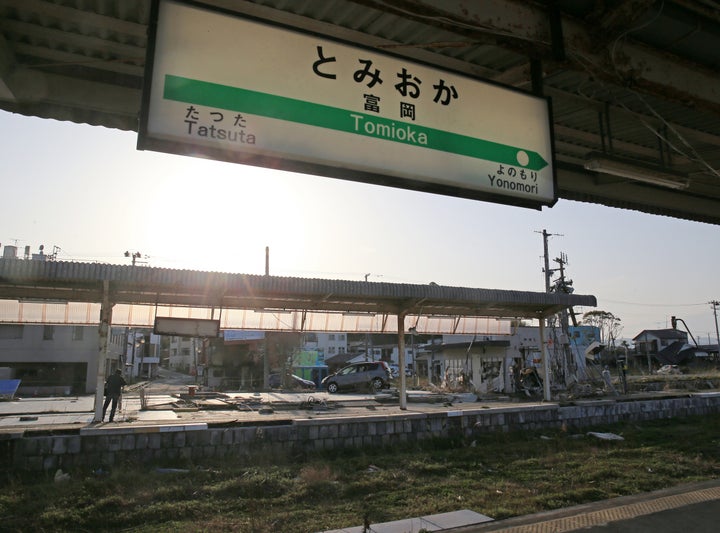 東日本大震災の津波による東京電力福島第1原発事故から2年経過したJR常磐線の富岡駅（2013年、福島県富岡町）