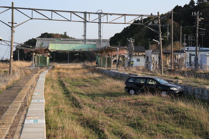 東日本大震災の津波による東京電力福島第１原発事故から２年経過したＪＲ常磐線の富岡駅（2013年、福島県富岡町）