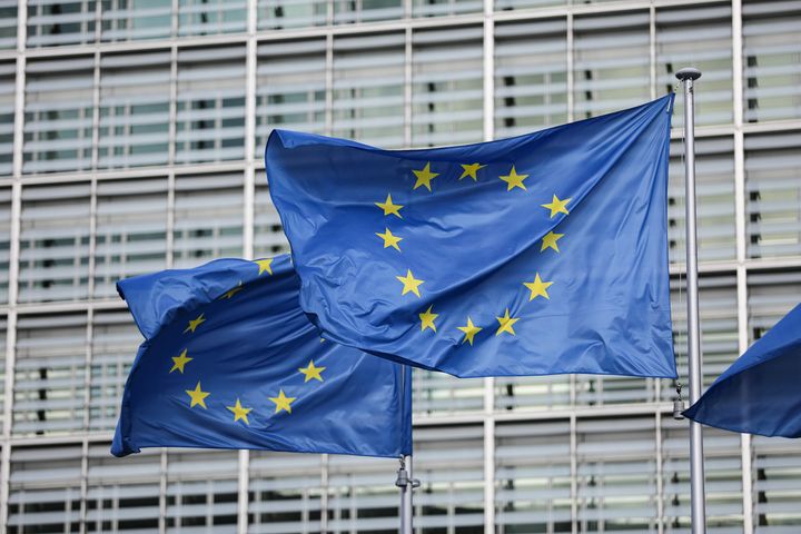 Banderas de la UE frente a la Comisión Europea.