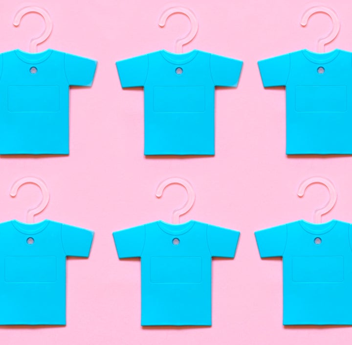 Ilustración de unas camisetas azules sobre un fondo rosa.