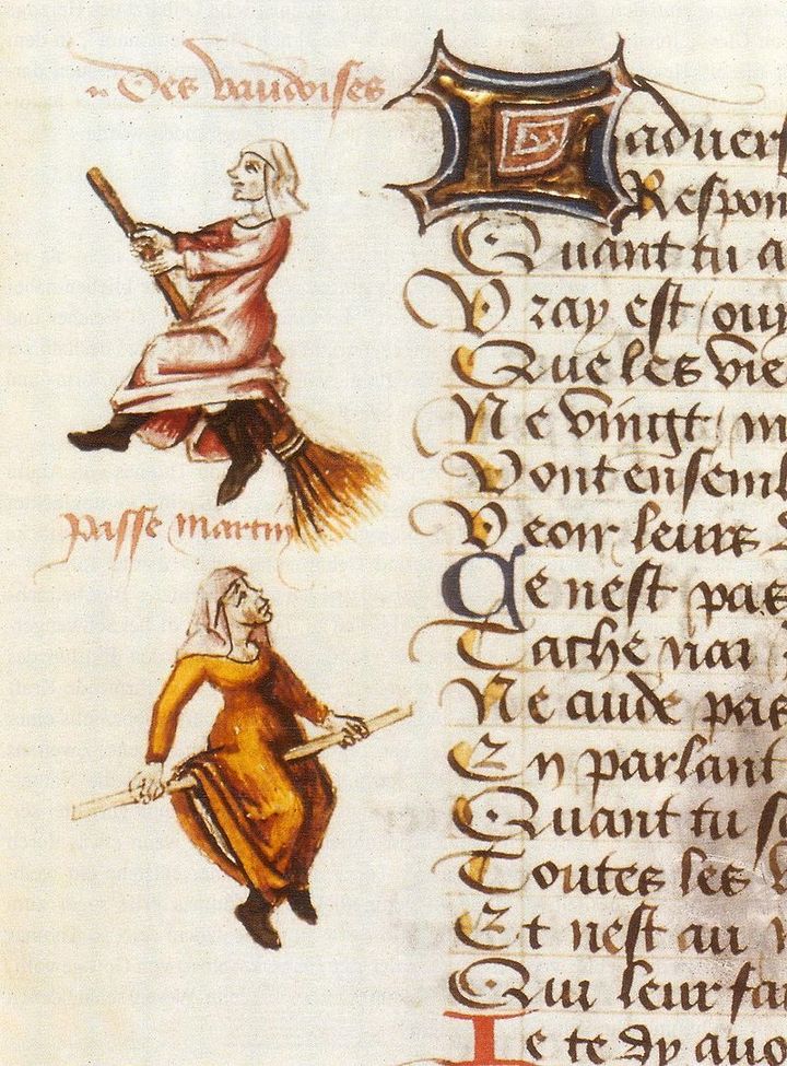 Vuelo de las brujas de Vaud (Suiza). Miniatura en un manuscrito de Martin Le France, 1451. Es la primera mención que hay documentada sobre la creencia de que las brujas vuelan en escobas.