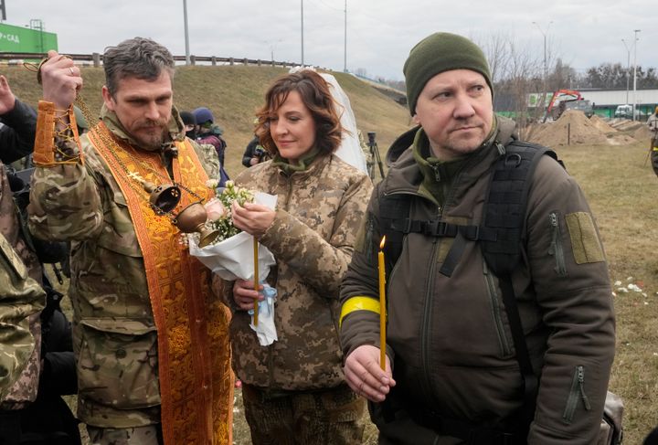 結婚したレージャさん（真ん中）とヴァレリさん（右）（2022年3月6日キエフ・ウクライナ）