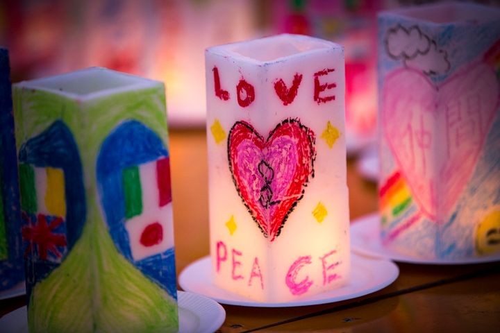 Love & Peace（愛と平和）メッセージが書かれたキャンドル。平和祈念式典前夜に行う「平和の灯」で、原爆で亡くなった方々を慰霊し、平和の尊さを伝えていく。（2016年8月8日長崎）