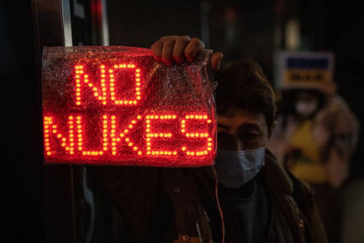 ロシア大使館近くで行われた反戦デモで掲げられた「No Nukes（核兵器反対)<br>」のサイン（2022年3月4日東京）