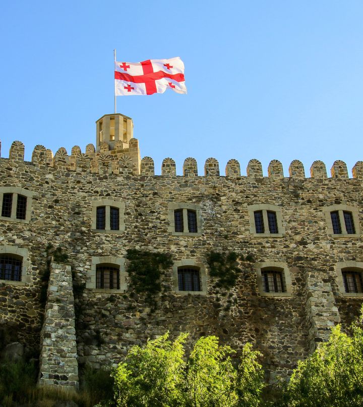 ジョージア南部のアハルツィヘ城に掲げられたジョージア国旗
