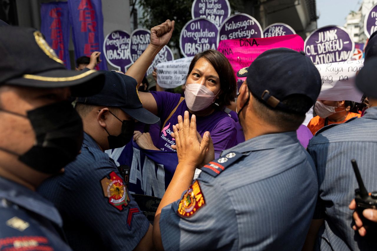 Επεισόδια μεταξύ διαδηλωτών και αστυνομικών στην πορεία για την Ημέρα της Γυναίκας, στη Μανίλα, στις Φλιππίνες. 