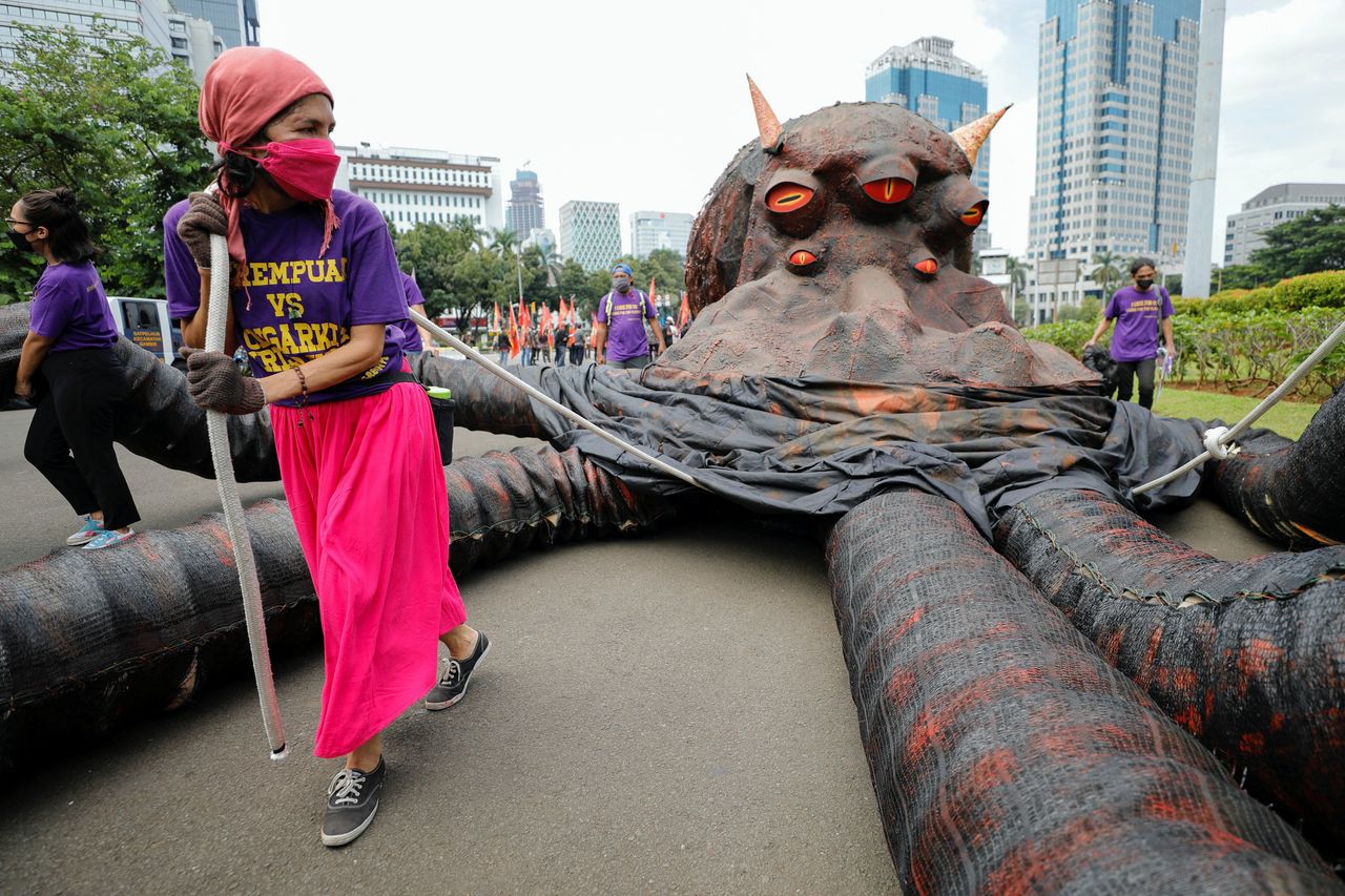 Ακτιβίστριες σέρνουν "το ολιγαρχικό χταπόδι-τέρας", κατά την διάρκεια πορείας υπέρ των δικαιωμάτων των γυναικών, στην Τζακάρτα της Ινδονησίας.