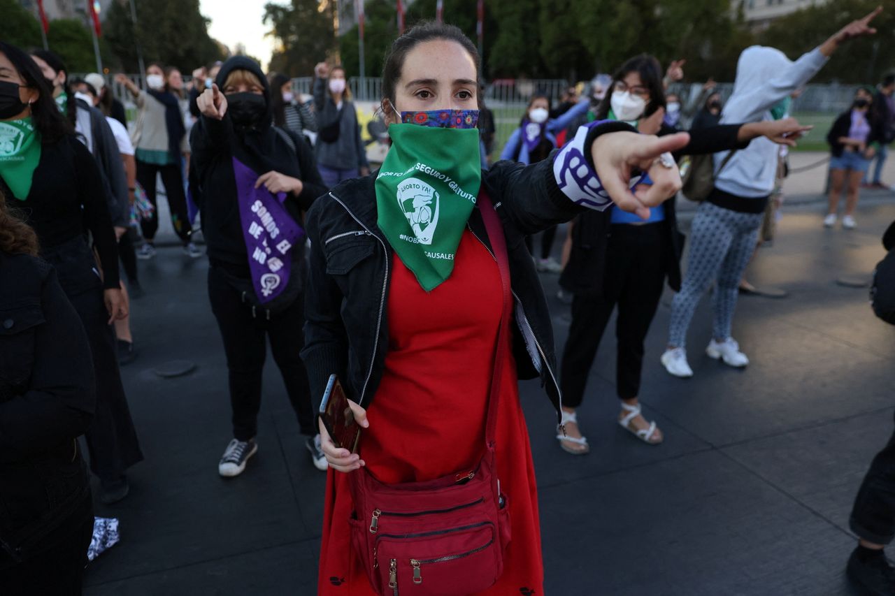 Aκτιβίστριες τραγουδούν τον φεμινιστικό ύμνο "Un violador en tu camino" (Ενας βιαστής στον δρόμο σου" ) στο Σαντιάγο της Χιλής.
