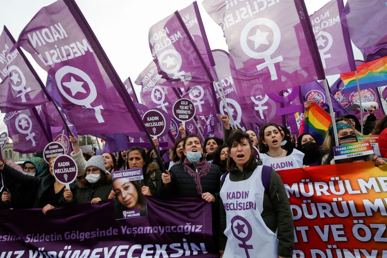 Διαδήλωση υπέρ των γυναικείων δικαιωμάτων στην Κωνσταντινούπολη. 