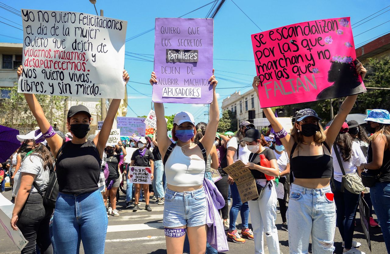 Πορεία για την Παγκόσμια Ημέρα της Γυναίκας, στο Σαν Σαλβαδόρ. 
