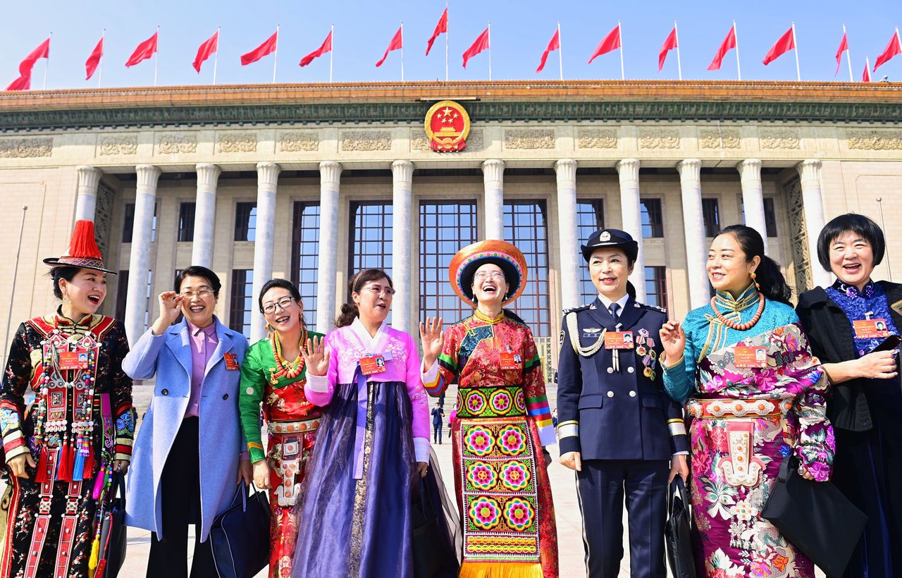 Γυναίκες, μέλη της Βουλής, ποζάρουν για ομαδική φωτογραφία, γιορτάζοντας την Ημέρα της Γυναίκας, στο Πεκίνο. 