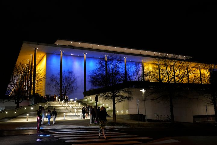 Το Kennedy Center στην Ουάσιγκτον στα χρώματα της ουκρανικής σημαίας, Κυριακή 6 Μαρτίου 2022. (AP Photo/Susan Walsh)