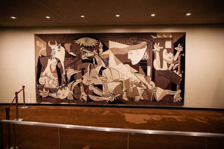 Ταπετσαρία, αναπαραγωγή του πίνακα Γκερνίκα (Guernica) του Πάμπλο Πικάσο, στον τοίχο του διαδρόμου που οδηγεί στην είσοδο της αίθουσας όπου συνεδριάζει το Συμβούλιο Ασφαλείας του Οργανισμού Ηνωμένων Εθνών.