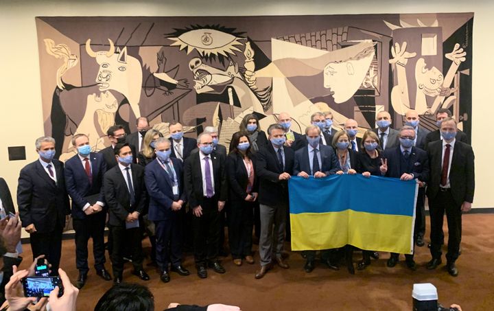 25 Φεβρουαρίου 2022 Νέα Υόρκη - ΟΗΕ, Πρέσβεις από τα ευρωπαϊκά κράτη στον ΟΗΕ μπροστά από την ταπετσαρία, αναπαραγωγή του πίνακα Γκερνίκα (Guernica) του Πάμπλο Πικάσοτο έργο του Πικάσο κρατώντας τη σημαία της Ουκρανίας ως ένδειξη στήριξης στον ουκρανικό λαό.
