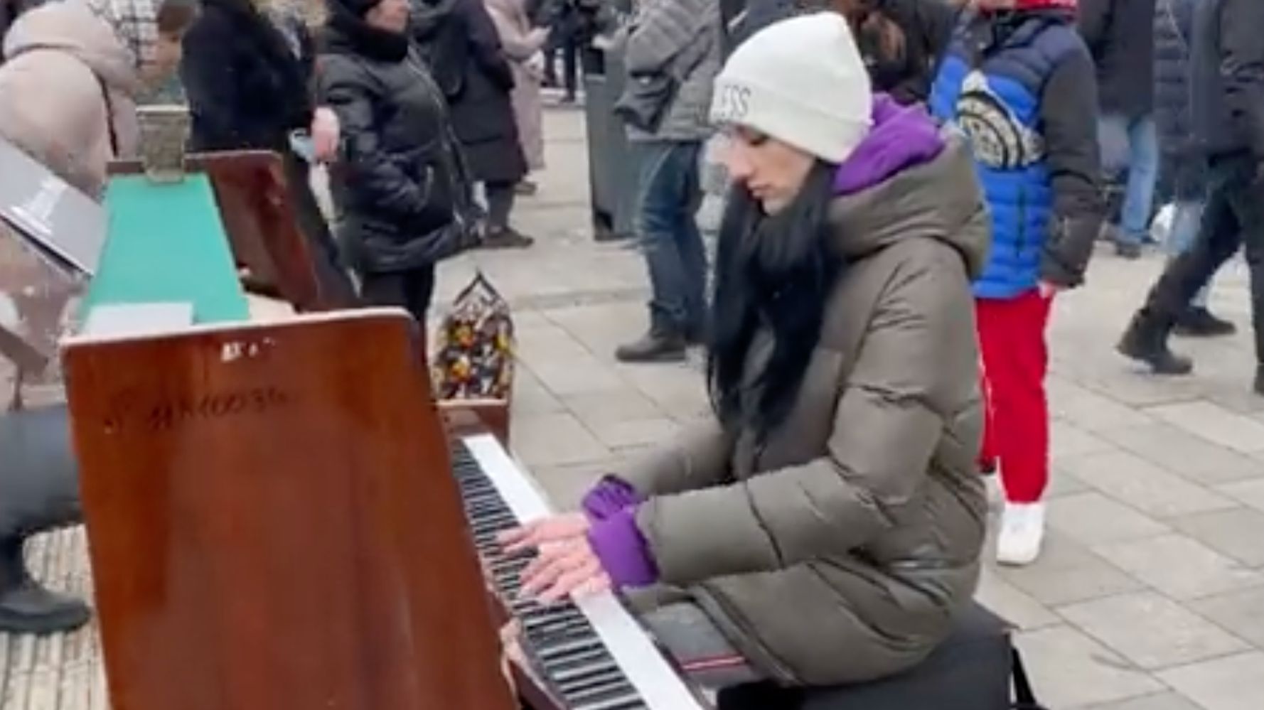 Un pianiste joue “What A Wonderful World” à l’extérieur de la gare d’Ukraine dans une vidéo “Hauntingly Beautiful”
