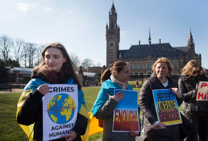 7 Μαρτίου 2022 Διαδηλωτές υπέρ της Ουκρανίας έξω από το Διεθνές Ποινικό Δικαστήριοι της Χάγης.