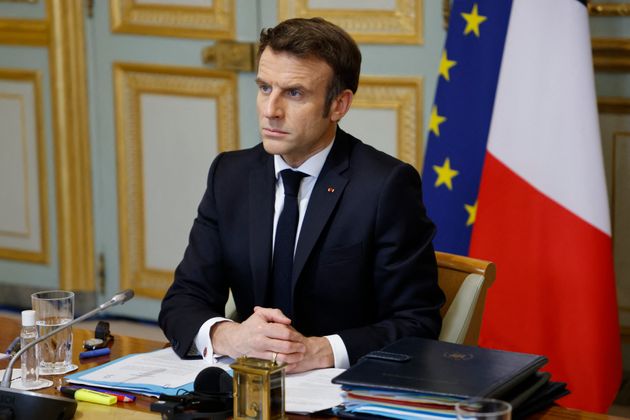 Sur cette photo prise par l'AFP, Emmanuel Macron est en visioconférence avec ses homologues du G7 depuis...