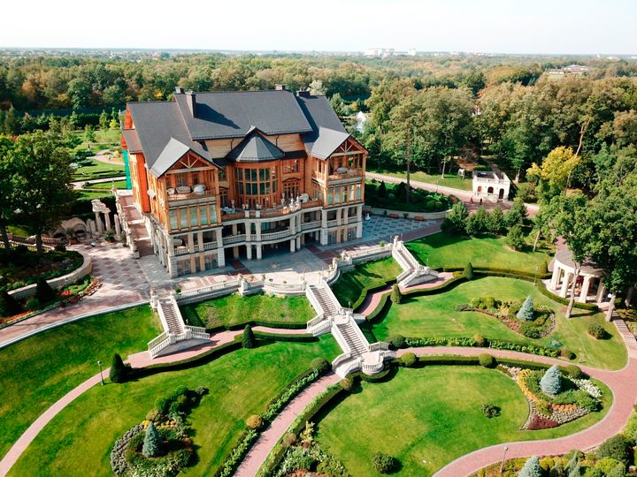Φωτογραφία αρχείου. 22 Σεπτεμβρίου 2017. Η άλλοτε προεδρική κατοικία στο πάρκο Mezhyhirya, στο προάστιο Novi Petrivtsi στα βόρεια του Κιέβου. Το αχανές κτήμα - πάρκο μετέτρεψε σε κατοικία του ο πρώην Πρόεδρος της Ουκρανίας Βίκτορ Γιανουκόβιτς, μέχρι την ημέρα που εγκατέλειψε τη χώρα κατά την επανάσταση με επίκεντρο την πλατεία Μαϊντάν το 2014. Μέχρι τις παραμονές της ρωσικής εισβολής ήταν ανοιχτό σε επισκέπτες από την Ουκρανία και τουρίστες, ώστε να πάρουν μία κλεφτή ματιά στον χώρο όπου διαβιούσε ο άλλοτε ηγέτης της χώρας που έχει καταφύγει στην Ρωσία. (AP Photo/Nicole Evatt)